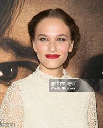 502 Zoe Graham Photos & High Res Pictures