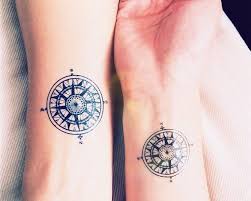 Rock müzik türünden hoşlananlar için gitar ya da rock and roll temalı tasarımlar önerilebilir. En Hizli Kucuk Dovme Modelleri Bayan