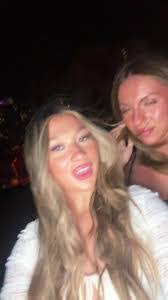 Alyssa Lahr's Instagram, Twitter & Facebook