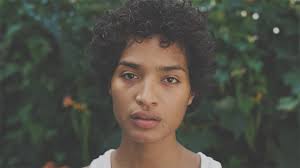 FOTOS] ¡Modelo trans protagonizó polémica campaña en traje de baño!