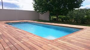 Plage De Piscine En Bois Avec Les Nouvelles Terrasses A Morieres Les Avignon