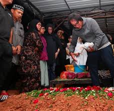 Ini bot pitt sebelum terbelah dua. Al Fatihah Kuatnya Hati Isteri Pitt Hanif Tabahnya Ibu Fauziah Nawi Mingguan Wanita