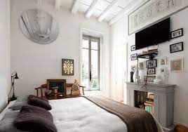 La Camera Padronale Di Questa Casa Di Roma Arredata Con Opere D Arte Ricordi E Oggetti Perso Idee Per Decorare La Casa Idee Letto Rinnovare La Camera Da Letto