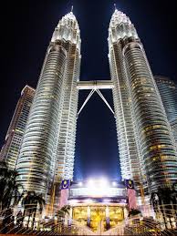 Petronas Towers Malaysia The Towers Were Designed By Argentine American Architect Cesar Pelli They Feature A Double Decker Sk Zdaniya Arhitektura Napravleniya