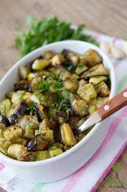 Eu pun si un pic de apa ca sa nu prajesc in ulei. Vinete Si Dovlecei Cu Usturoi La Cuptor Arome De Poveste Vegetable Recipes Baby Food Recipes Vegetable Bake Recipes