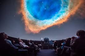 Blick Ins Planetarium Menschen Sitzen In Sesseln Und Schauen Nach Oben Uund Sehen Eine Galaxie Foto Lwl Planetarium Bochum Museum Fur Naturkunde Naturkunde