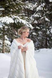 Cozy Winter Bride Ideas For Your Cordillera Wedding Winter Wedding Photograph By Wren Photography Colorado Winter Wedding Dress Winter Bride Wedding Coat