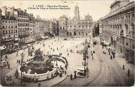Résultat de recherche d'images pour "place des terreaux et hotel de ville"