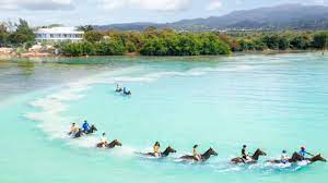 Jamaica is home to a magnificent landscape of rolling mountains lined by endless white‐sand beaches, covered by lush foliage and crisscrossed by streaming rivers and cascading waterfalls. Themenwelten Jamaika Diese Zielgruppen Lieben Jamaika
