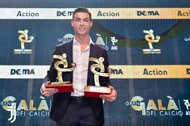 Campeonato de basquete troféu finais jogador mais valioso prêmio fmvp troféu bill russell troféu cup. Ausente Em Cerimonia Da Bola De Ouro Cristiano Ronaldo Recebe Premio De Melhor Do Italiano Futebol Italiano Ge