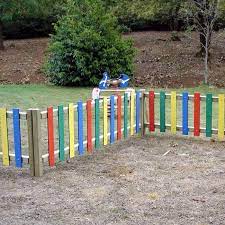 Grand choix de barrières d'intérieur sur zooplus, pour délimiter l'espace de vie de votre chien. Cloture Pour Aire De Jeux Espaces De Jeux Exterieurs Aire De Jeux Air De Jeux Exterieur