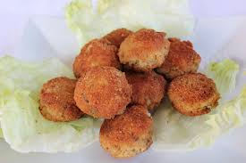 Mescola carne con mortadella tritata e l'uovo sbattuto,grana.sala.unisci patate,impasta a e forma polpette. Polpette Di Carne