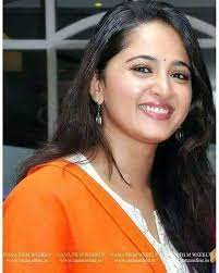 In the photo, anushka was a little baby and was seated on the lap of one of her brothers. Pin Auf S