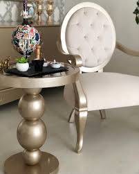 Goruntunun Olasi Icerigi Oturan Insanlar Masa Ve Ic Mekan In 2020 Modern Furniture Living Room Classic Furniture Living Furniture