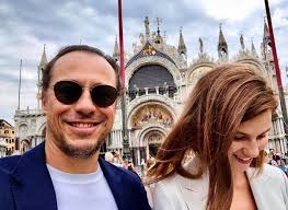 I due si sono sposati nel novembre del 2015 e nel 2017. Verissimo Stefano Accorsi E Sua Moglie Bianca Arrivano A Facebook