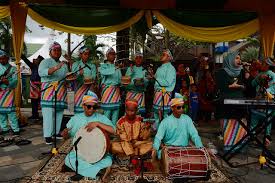 Alat musik dan gambar alat musik tradisional dari setiap provinsi indonesia, indonesian. File Iringan Tari Jepin Jpg Wikimedia Commons