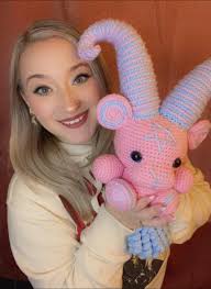 🤍 Meet the Artist 🤍 I figured it was about time for me to make a “meet  the artist” since I've had a lot more people interacting with my page  recently 🥰