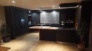 Qu'il s'agisse d'un mixer les matériaux, c'est la bonne idée pour dynamiser une cuisine noire unie. Cuisine Bois Et Noir Une Tendance A Adopter Comera Cuisines