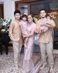 Seperti model baju lebaran syahrini tahun ini yang eksklusif dan elegan di atas. 10 Gaya Kompak Seragam Keluarga Artis Bisa Jadi Insiparasi Lebaran