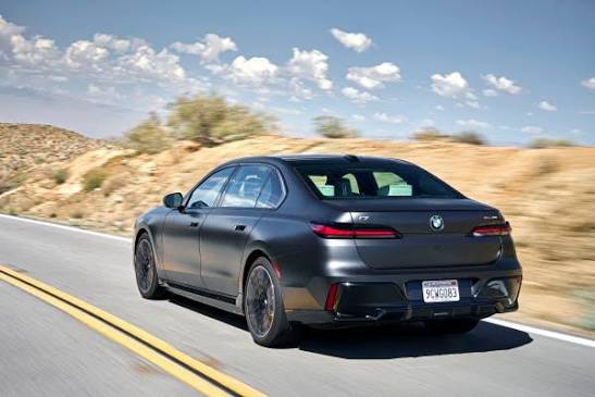 The new BMW i7 xDrive60 Frozen Deep Grey On Location Palm Springs (10/2022).