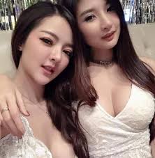 អាដា លក់ស្បែកជើងដោះដុំ