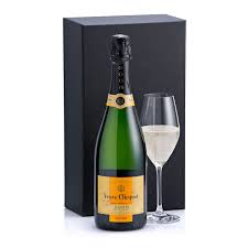 Veuve clicquot gift set with glasses. Champagne Veuve Clicquot Glasses Delivery In Germany By Giftsforeurope