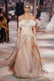 Et voilà, i 10 vestiti da sera lunghi visti all'haute. Sfilata Christian Dior Parigi Alta Moda Primavera Estate 2019 Vogue Sfilata Di Moda Christian Dior Alta Moda