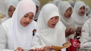 Anaknya masih kecil berumur sekitar 1 tahun. Bikin Siswa Nyaman Pakai Jilbab Di Sekolah Serambi Ummah