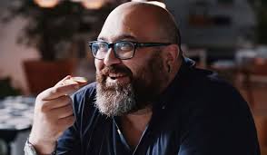 2 çocuğu olan çiftin evliliği, ünlü şefin eşini masterchef programında çalışan pınar adlı editörle aldattığı yönünde çıkan haberlerin ardından sona ermişti. Alkol Paylasimiyla Elestirilen Somer Sef Ten Tepkilere Yanit Cocuklar Calismamizi Ornek Alsin