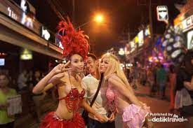 Sebuah pemandangan yang sangat menarik, tampak legal sebuah prostitusi yang. Kehidupan Malam Ladyboy Cantik Di Phuket
