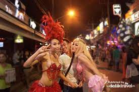 Nonton gosip dan video entertainment terkini para selebritis serta kabar terbaru selengkapnya hanya di vidio Kehidupan Malam Ladyboy Cantik Di Phuket