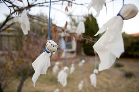 Carta da costruzione nera, forbici e nastro per artisti a bassa aderenza erano tutto ciò che serviva per preparare questa sposa che arrossiva per un ballo in maschera. 10 Idee Creative Per Decorare La Casa Ad Halloween Focus Junior