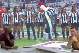 Site oficial do clube atlético mineiro, o maior e mais tradicional clube de futebol de mg. Mascote Do Atletico Mg Faz Jogadora Dar Voltinha Esfrega As Maos E Causa Revolta Video Mh Esportes