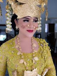 Kebaya pengantin batak sendiri umumnya menggunakan kebaya biasa, hanya saja dilengkapi dengan kain ulos. Adu Gaya Kahiyang Ayu Vs Annisa Pohan Jadi Pengantin Batak Mandailing