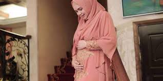 Ini bukan kali pertama datuk siti nurhaliza dilanda gosip yang mengatakan dia mengandung. 11 Tahun Menanti Siti Nurhaliza Hamil Dengan Bayi Tabung