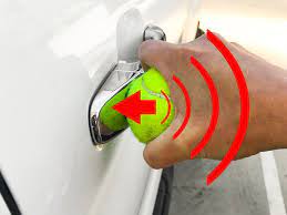 The upgraded key is known as the intelligent key. 10 Metodos Que Pueden Ayudarte A Abrir Tu Automovil Si Dejaste Las Llaves Adentro Car Door Opener Opening Car Inside The Car