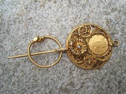 En Algerie La Khelala Pl Khelalat Tige Aiguille Broche Ou Epinglette D Argent Ou D Or Cette Agrafe Bijoux Traditionnels Bijoux Marocains Bijoux Berberes