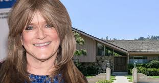Was Susan Olsen Paid Her Worth On The Brady Bunch? Here's The Truth About  Her Relatively Small Estate