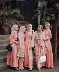 Desain yang modern elegan dan simple namun tetap mewah trend baju gamis syar i bagi muslimah cocok untuk pesta maupun lebaran tersedia kain polos satin hingga sifon tersedia berbagai ukuran termasuk wanita gemuk. 12 Ide Gaun Satin Polosan Untuk Bridesmaid Tak Perlu Kain Tambahan Hemat Waktu Dan Uang