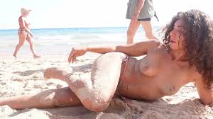 Ein sexy italienisches Mädchen zeigt mir ihre gepiercte Muschi am Strand