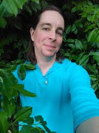 This progress pride flag made of plants is beautiful. 🌹🌻🌿 Created by  Roots & Crowns