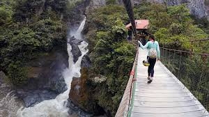 Baños (de agua santa) is a small city in the andean highlands of ecuador under the smoke of volcano tungurahua. Banos De Agua Santa Cascadas Y Aventura En Ecuador