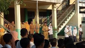 Sudah 2 hari kami berada di kota, hampir seluruh sudut kota kami jelajahi dan anak anak juga sangat senang menikmati liburannya dengan mengunjungi berbagai lokasi wisata di kota berhawa sejuk itu. Kanwil Kementerian Agama Provinsi Aceh Seuramo