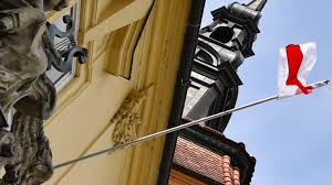 Polská vlajka se od této vlajky lišila pouze poměrem stran 5:8. Na Brnenske Radnici Zavlala Historicka Beloruska Vlajka Symbolizuje Podporu Tamni Obcanske Spolecnosti