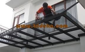 Kaca tersedia dalam beberapa ketebalan seperti kaca 5mm, 6mm, 8mm, 10mm, dan 12mm. Kanopi Tempered Glass