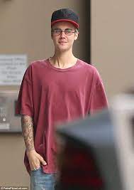 Justin Bieber Larks About On Uscooter Wearing Round Glasses Justin Bieber Outfits Justin Bieber I Love Justin Bieber