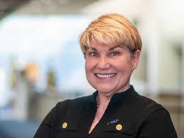 Lindsay Ellington's Instagram, Twitter & Facebook