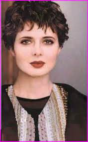 Best Short Haircuts For Curly Hair Round Face 2019 Simpleweddinghai Short Curly Hairstyles For Women Short Hair Styles For Round Faces Short Curly Haircuts