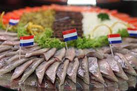 According to the tradition the freshly caught herring is left with its pancreas, that later helps the preservation and limits the need of salt. Hollandse Haringschotel 60 Stukjes Vis Van Het Hof