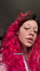 Explorando la locura en Mia Goth